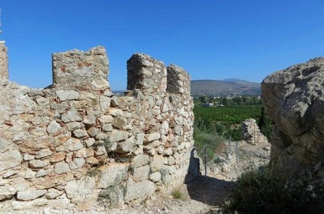 Asine - Acropolis battlements near the summit